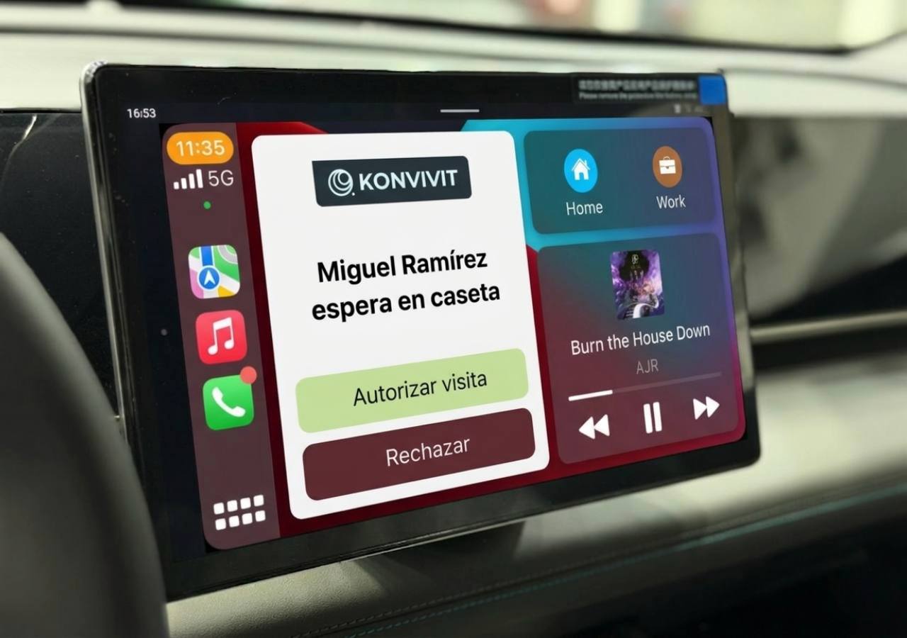 Pantalla de vehículo con Apple CarPlay, tablero moderno